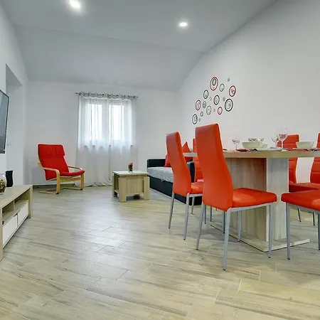 House Mareti 펜션 Ližnjan