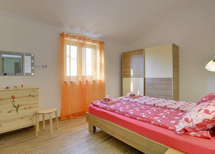 Semesterbostad House Mareti *