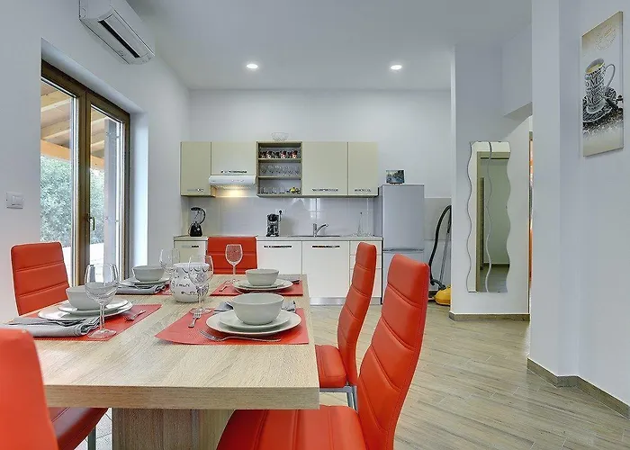 House Mareti 펜션 Ližnjan