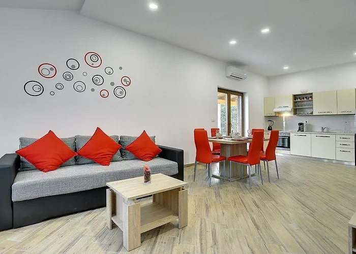 Semesterbostad House Mareti