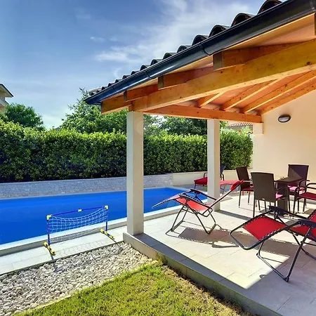 Semesterbostad House Mareti