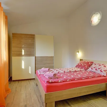 Semesterbostad House Mareti